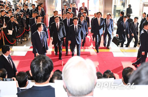 이재명 대통령이 4일 2026년도 정부 예산안에 대한 시정연설을 하기 위해 서울 여의도 국회를 방문해 국민의힘 의원들의 피켓시위를 받으며 환담장으로 향하고 있다. [사진=국회사진기자단]