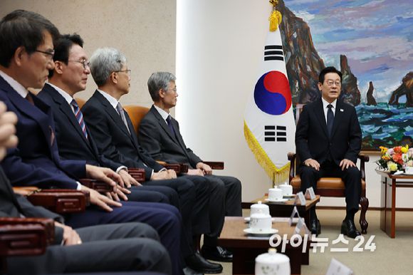 시정연설을 위해 국회를 방문한 이재명 대통령이 4일 국회의장접견실에서 우원식 국회의장 등과의 환담에서 발언하고 있다. [사진=국회사진기자단]