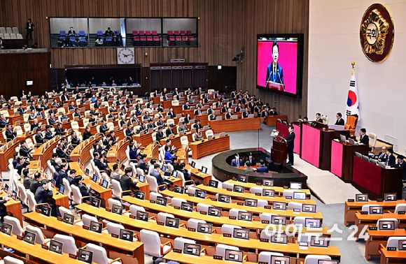 이재명 대통령이 4일 오전 서울 여의도 국회 본회의장에서 2026년도 예산안 관련 시정연설을 하고 있다. [사진=국회사진기자단]