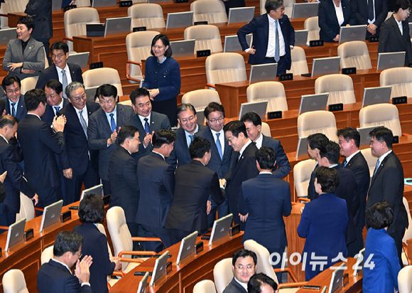 이재명 대통령이 4일 오전 서울 여의도 국회 본회의장에서 2026년도 예산안 관련 시정연설을 마친 뒤 여당 의원들과 인사를 하며 이동하고 있다. [사진=국회사진기자단]