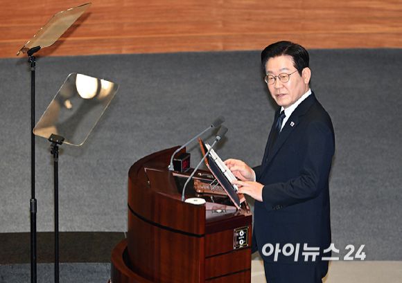 이재명 대통령이 4일 오전 서울 여의도 국회 본회의장에서 2026년도 예산안 관련 시정연설을 하기 전 야당쪽 빈 좌석을 바라보고 있다. [사진=국회사진기자단]