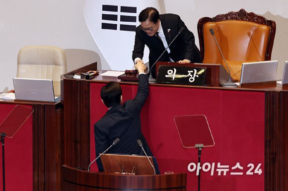 이재명 대통령이 4일 서울 여의도 국회 본회의에서 2026년도 예산안 및 기금운용계획안에 대한 정부의 시정연설을 마치고 우원식 국회의장과 악수를 하고 있다. [사진=국회사진기자단]