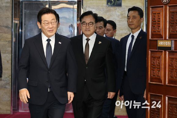 시정연설을 위해 국회를 방문한 이재명 대통령(왼쪽)이 4일 국회의장접견실에서 열린 환담에 우원식 국회의장과 함께 입장하고 있다. [사진=국회사진기자단]