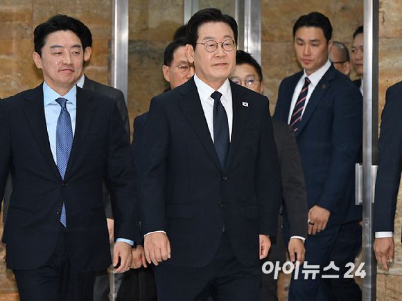 이재명 대통령이 4일 서울 여의도 국회에서 2026년도 정부 예산안에 대한 시정연설을 하기 위해 본회의장으로 향하고 있다. [사진=국회사진기자단]