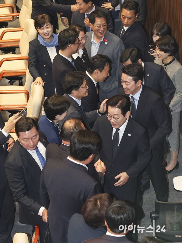 이재명 대통령이 4일 서울 국회 본회의장에서 2026년도 정부 예산안에 대한 시정연설을 마친 뒤 퇴장하고 있다. [사진=국회사진기자단]