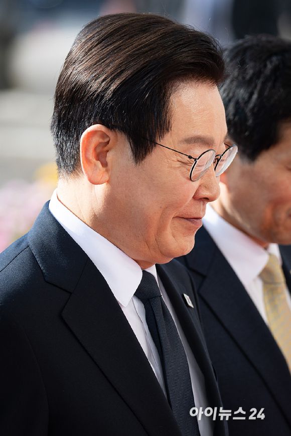 이재명 대통령이 4일 서울 여의도 국회에서 내년도 정부 예산안에 대한 시정연설을 하기 위해 도착해 본청에 들어서고 있다. [사진=국회사진기자단]