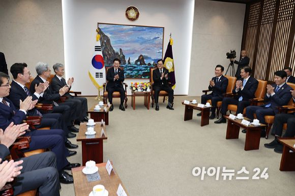 시정연설을 위해 국회를 방문한 이재명 대통령이 4일 국회의장접견실에서 우원식 국회의장 등과의 환담에서 박수치고 있다. [사진=국회사진기자단]