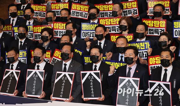 국민의힘 장동혁 대표와 송언석 원내대표를 비롯한 의원들이 4일 서울 여의도 국회 로텐더홀 계단에서 "명비어천가 야당파괴", "야당탄압 불법특검"이라고 적힌 피켓을 들고 구호를 외치고 있다. [사진=국회사진기자단]