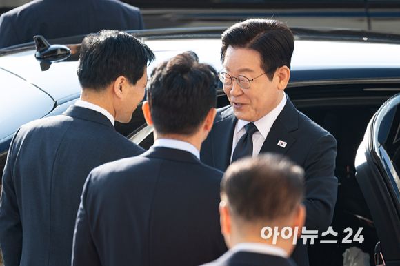 이재명 대통령이 4일 서울 여의도 국회에서 내년도 정부 예산안에 대한 시정연설을 하기 위해 도착해 김민기 국회 사무총장과 인사하고 있다. [사진=국회사진기자단]