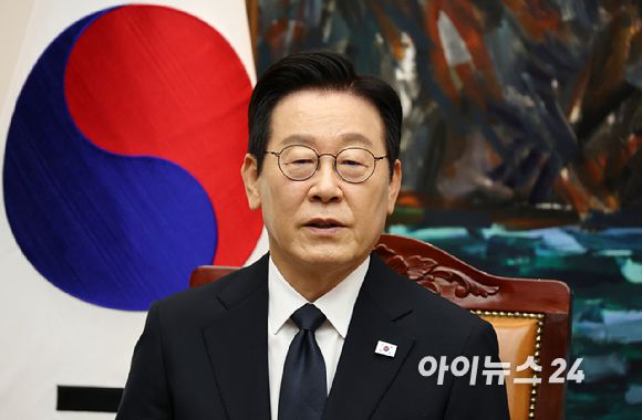 시정연설을 위해 국회를 방문한 이재명 대통령이 4일 국회의장접견실에서 우원식 국회의장 등과의 환담에서 발언하고 있다. [사진=국회사진기자단]