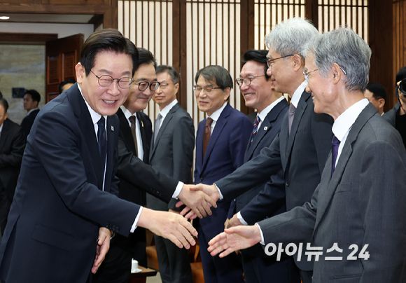 시정연설을 위해 국회를 방문한 이재명 대통령(왼쪽)이 4일 국회의장접견실에서 열린 환담에서 조희대 대법원장(오른쪽)과 악수한후 지나가고 있다. [사진=국회사진기자단]