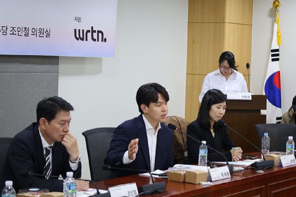 11일 국회 의원회관에서 'K-AI 미래교육포럼'이 개최됐다. 사진은 왼쪽부터 조인철 더불어민주당 의원, 이세영 뤼튼 대표, 유재연 한양대 교수. [사진=뤼튼테크놀로지스]