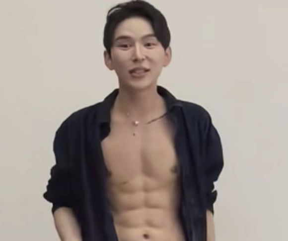 하오는 8팩을 만드는 데 이미 8억원을 넘게 지출했다고도 밝혔다. 사진은 하오. [사진=더우인]