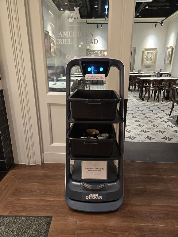 애슐리퀸즈에 도입된 서빙로봇. [사진=이랜드이츠]