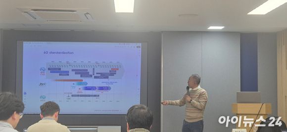 황승훈 동국대 교수가 KTOA 통신산업 인사이트 세미나에서 강연하고 있다. [사진=서효빈 기자]