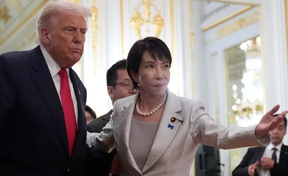 도널드 트럼프 미국 대통령이 지난 10월 28일 일본 도쿄 모토아카사카 영빈관에서 다카이치 사나에 총리의 안내를 받고 있다. [사진=AP/연합뉴스]