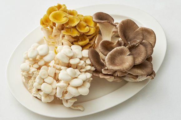 추운 겨울을 맞아 전골과 국물 요리에 빠지지 않는 버섯을 먹고 식중독이나 피부염을 호소할 수 있다는 전문가의 설명이 나왔다. [사진=마켓컬리]