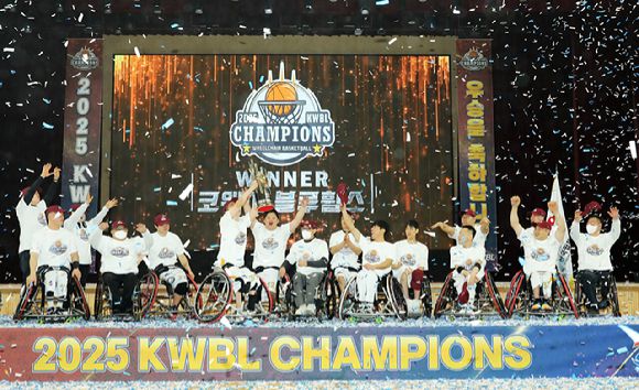 코웨이 블루휠스 휠체어농구단이 '2025 KWBL 휠체어농구리그' 시상식에서 우승컵을 들어올리며 기념사진을 촬영하고 있다. [사진=코웨이]