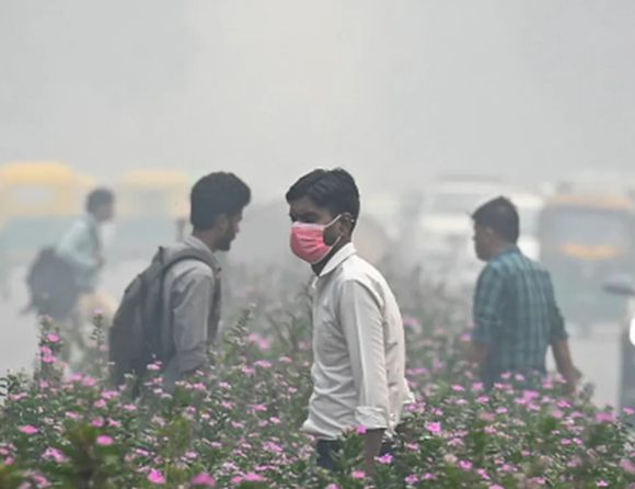인도 수도권의 시민들이 뿌옇게 미세먼지가 깔린 도시에서 걷고 있다. [사진=BBC]