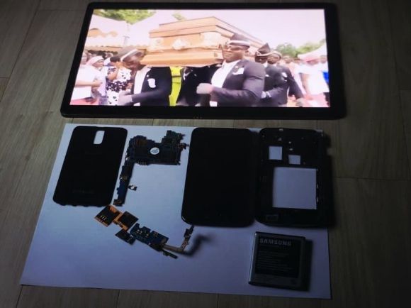 2011년 생산된 '갤럭시 S2'를 최근까지 사용하다 고장났다는 사연이 관심을 불러모았다. [사진=온라인 커뮤니티]