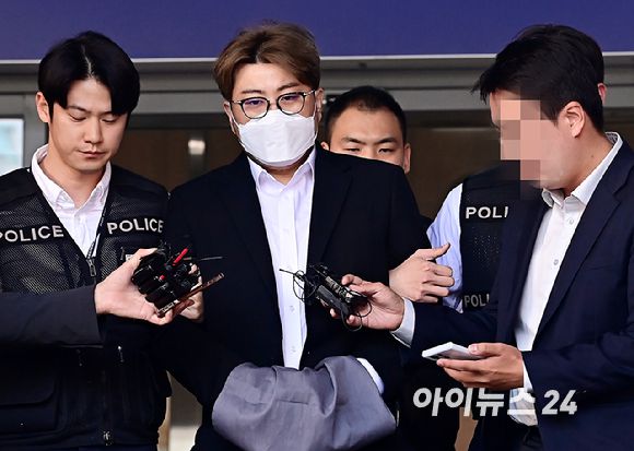 '가수 김호중이 서울 강남경찰서에서 구치소로 이감되고 있는 모습. [사진=곽영래 기자]