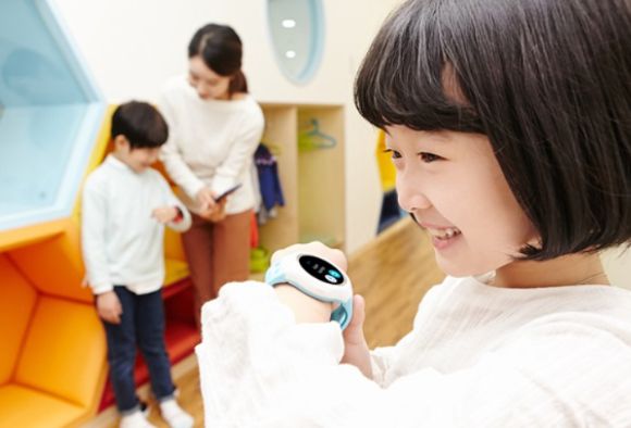 모델이 SK텔레콤 키즈 웨어러블 서비스 준x누구(JooN x NUGU)를 소개하고 있는 모습. [사진=SKT]