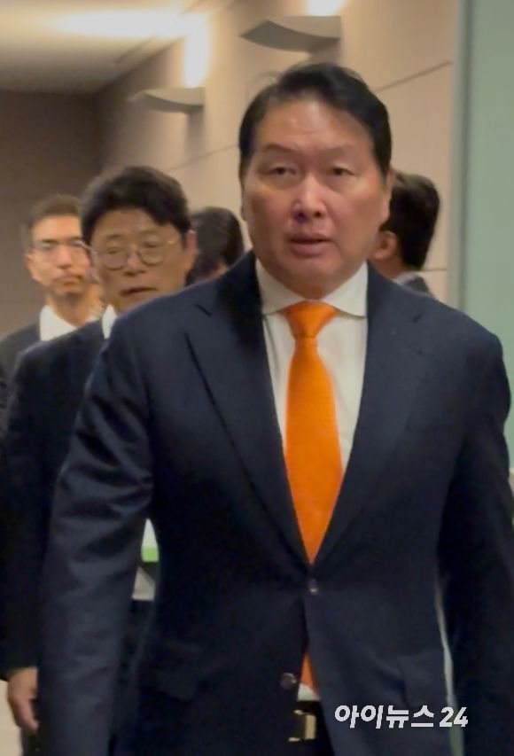 최태원 SK그룹 회장이 5일 오후 서울 중구 대한상공회의소 국제회의장에서 열린 제4회 한국은행-대한상공회의소 공동 세미나에 입장하고 있다. [사진=권서아 기자]