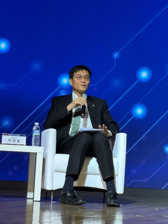 이창용 한국은행 총재가 5일 오후 서울 중구 대한상공회의소 국제회의장에서 열린 제4회 한국은행-대한상공회의소 공동 세미나 'AI 기반의 성장과 혁신'에 참석해 최태원 SK그룹 회장과 특별대담을 진행했다. [사진=권서아 기자]