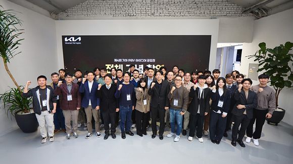 강주엽 기아 신사업기획실장 상무(첫줄 왼쪽에서 3번째), 심사위원을 맡은 김필수 대림대 교수(첫줄 왼쪽에서 4번째)가 '제4회 PBV 아이디어 공모전' 수상자들과 기념 촬영을 하고 있다.jpg [사진=기아]