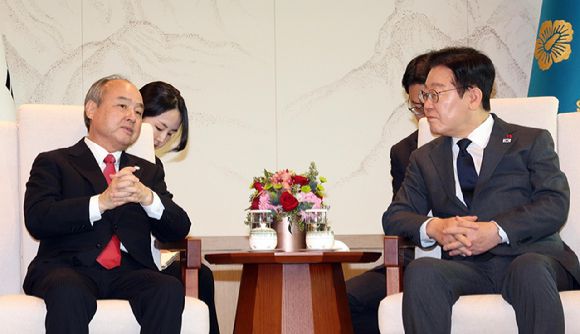 이재명 대통령이 5일 용산 대통령실에서 손정의 소프트뱅크그룹 회장과 면담하고 있다. 2025.12.5 [대통령실통신사진기자단] [사진=연합뉴스]