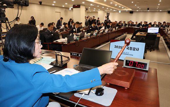 최민희 국회 과학기술정보방송통신위원장이 정부세종청사 2025 국감 시작을 알리고 있다. [사진=연합뉴스]