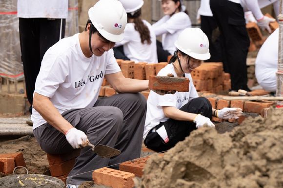 LG전자 임직원의 자발적 참여로 구성된 '라이프스굿(Life's Good)' 봉사단은 지난 9월 미얀마 양곤에서 현지 청소년들의 교육환경 개선 활동을 진행했다. [사진=LG전자]