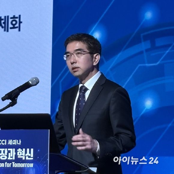 이홍락 LG 인공지능(AI) 연구원장이 5일 서울 중구 대한상공회의소에서 열린 '제4회 한국은행-대한상공회의소 세미나'에서 'AI 기반의 성장과 혁신'을 주제로 기조연설하고 있다. [사진=권서아 기자]