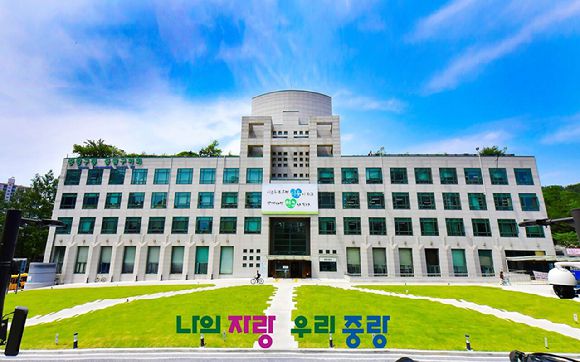 중랑구가 '2026년 노인 일자리·사회활동 지원사업' 참여자 4060명을 모집한다. 사진은 중랑구청 전경. [사진=중랑구]
