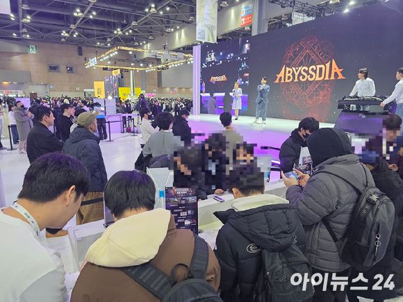 5일 일산 킨텍스에서 국내 최대 서브컬처 축제 AGF 2025가 개막했다. 사진은 NHN 신작 '어비스디아' 부스에서 관람객들이 게임을 체험하는 모습. [사진=박정민 기자]