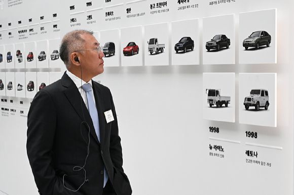 정의선 현대차그룹 회장이 기아 80주년 기념 전시 '움직임의 유산'을 둘러보고 있다. [사진=기아]