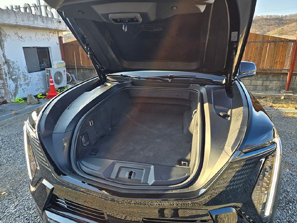 캐딜락 '에스컬레이드 IQ' 전면부의 'E-트렁크'. [사진=김종성 기자]