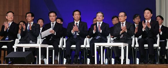 7일 용산 대통령실에서 열린 이재명 대통령 정부 6개월 성과 간담회에서 참석자들이 박수를 치고 있다. 앞줄 오른쪽부터 강훈식 대통령비서실장, 위성락 국가안보실장, 김용범 정책실장, 우상호 정무수석, 이규연 홍보소통수석, 전성환 경청통합수석, 봉욱 민정수석. [사진=연합뉴스]