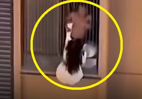 불륜중 아내가 일찍 귀가하자 10층 창문을 통해 탈출한 중국 여성의 영상이 화제다. [사진=SNS/연합뉴스 유튜브]