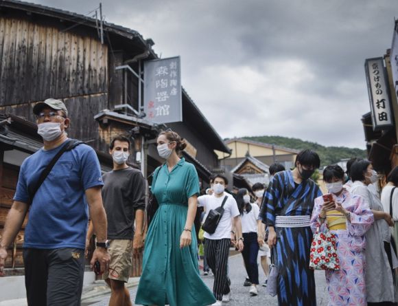 일본 교토의 골목길을 걷고 있는 외국인 관광객들. [사진=EPA/연합뉴스]