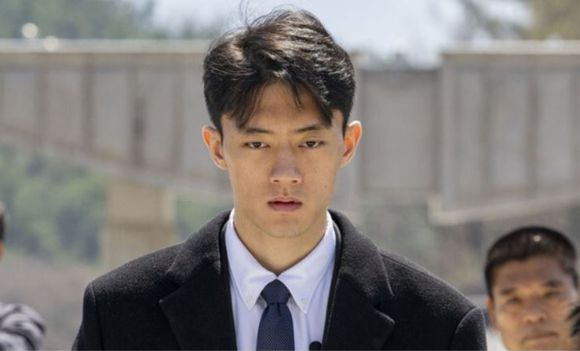 전직 대통령 고(故) 전두환 씨의 손자 전우원 씨가 지난 2023년 3월 31일 광주 북구 운정동 국립 5.18 묘지를 참배하고 있다. [사진=연합뉴스]