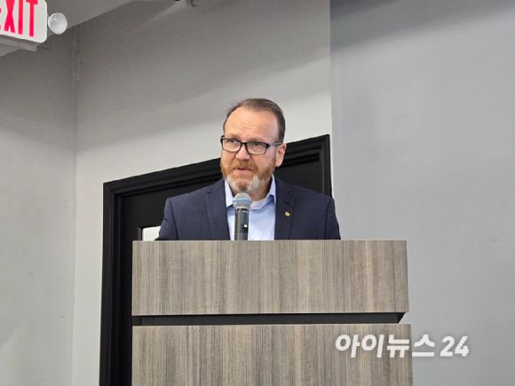 톰 앤더슨(Tom Anderson) 한화디펜스USA 조선사업부문 사장이 지난22일(현지시간) 필리조선소에서 기자간담회를 진행하고 있다. [사진=최란 기자]