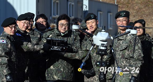 우원식 국회의장이 26일 오전 경기 양평군 옥천면 제11기동사단 108기계화 보병대대를 방문, 부대에서 운용중인 드론의 조종체험을 하고 있다. [사진=국회사진기자단]