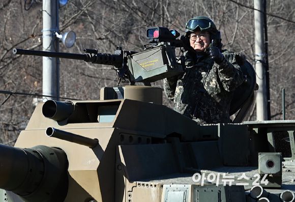 우원식 국회의장이 26일 오전 경기 양평군 옥천면 제11기동사단 108기계화보병대대를 방문, K2전차에 탑승 부대내를 이동하고 있다. [사진=국회사진기자단]