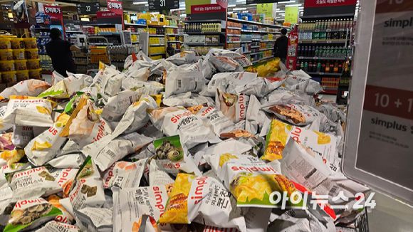 서울의 한 홈플러스 매장에 PB 과자가 행사 매대에 놓여있다. 홈플러스는 기업회생절차 돌입 이후 자금줄이 빠르게 마르며 납품에도 일부 차질을 겪고 있다. 이에 매장 내 자체 브랜드(PB) 상품 비중이 높다.