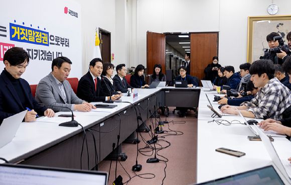 국민의힘 장동혁 대표가 28일 국회에서 열린 기자간담회에서 통일교 특검과 내란전담재판부법, 민주당의 3대 특검 종합 특별검사 추진과 관련한 발언을 하고 있다.  [사진=연합뉴스]