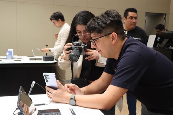 멕시코 수도 멕시코시티의 산타페 몰(Santa Fe Mall)에 위치한 갤럭시 체험존에서 갤럭시S25를 살펴보는 고객. [사진=삼성전자]