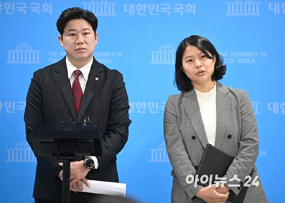 국민의힘 진종오 의원과 손주하 서울 중구 의원이 5일 오전 국회 소통관에서 이혜훈 초대 기획예산처 장관 후보자 관련 기자회견에서 질문에 답변하고 있다. [사진=곽영래 기자]