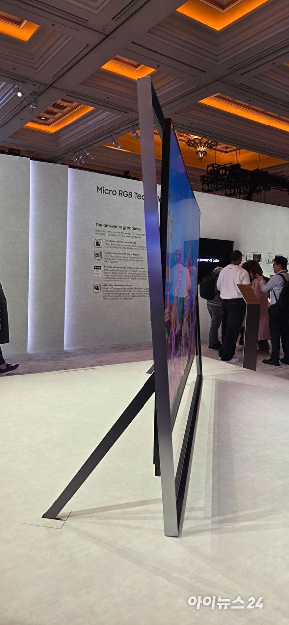 4일(현지시간) 미국 라스베이거스 윈 호텔에서 열린 ‘삼성 퍼스트 룩’ 전시관에서 만나볼 수 있는 130형 마이크로 RGB TV의 측면. [사진=박지은 기자]
