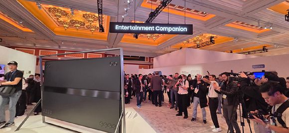 4일(현지시간) 미국 라스베이거스 윈 호텔에서 열린 ‘삼성 퍼스트 룩’ 전시관에서 130형 마이크로 RGB TV를 살펴보는 관람객들. [사진=박지은 기자]